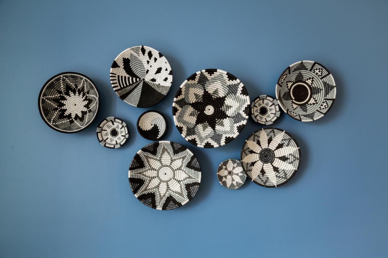 Cloud 7 Residences Ayla Akaba Kültér fotó Ceramic bowls by the artist
