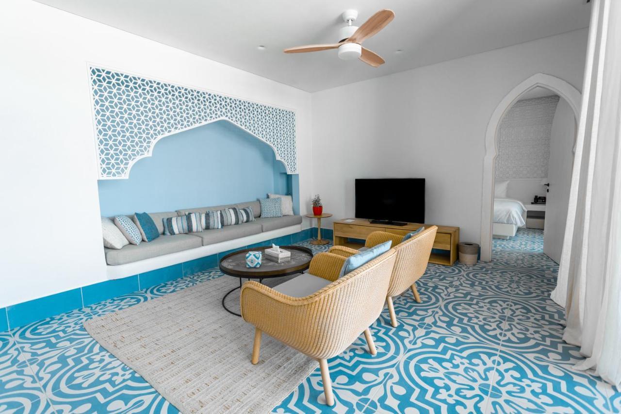 Cloud 7 Residences Ayla Akaba Kültér fotó A living room in a suite at the resort