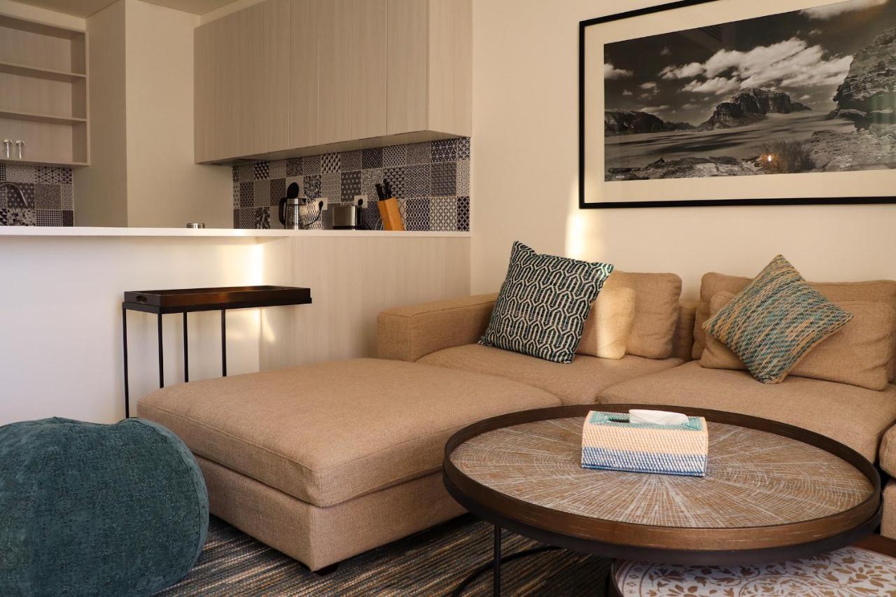 Cloud 7 Residences Ayla Akaba Kültér fotó A living room with a chaise longue