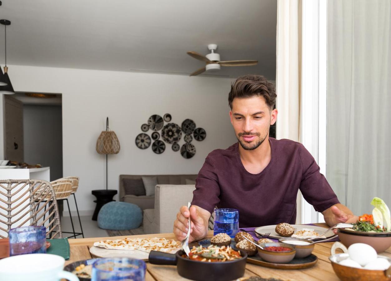 Cloud 7 Residences Ayla Akaba Kültér fotó A man eating a meal
