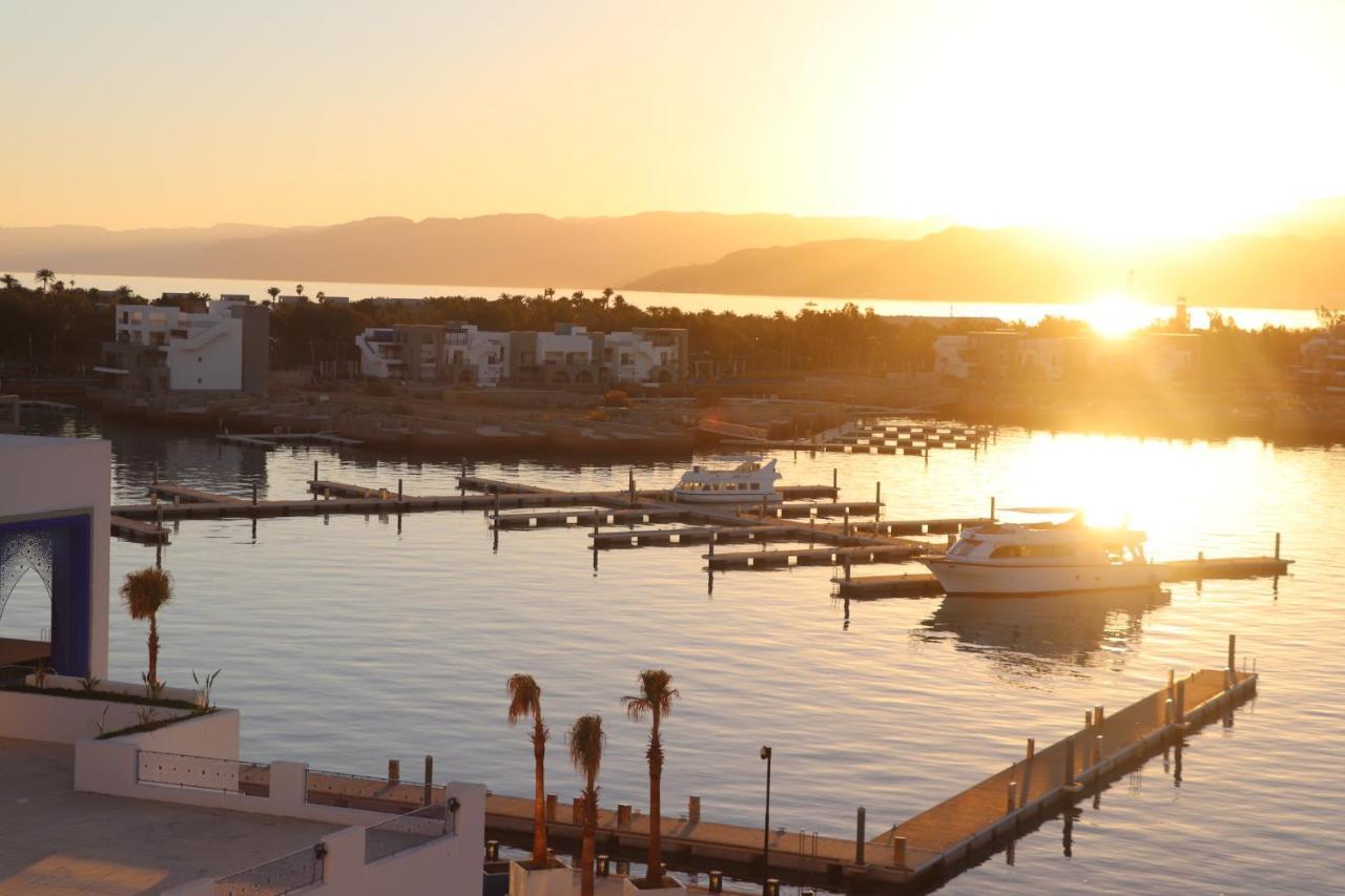 Cloud 7 Residences Ayla Akaba Kültér fotó Sunset at the marina