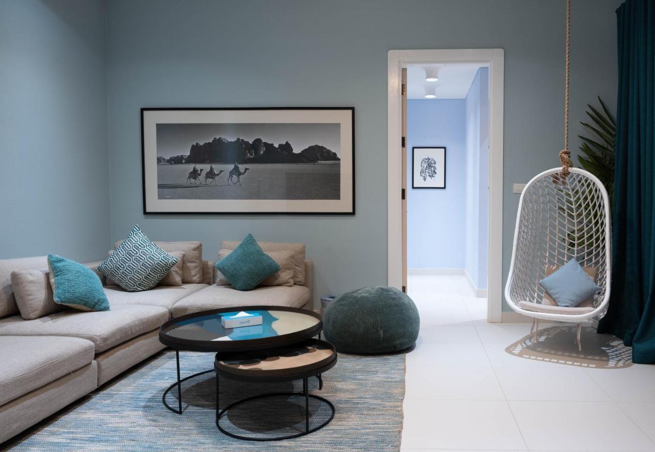 Cloud 7 Residences Ayla Akaba Kültér fotó A living room with a swing chair