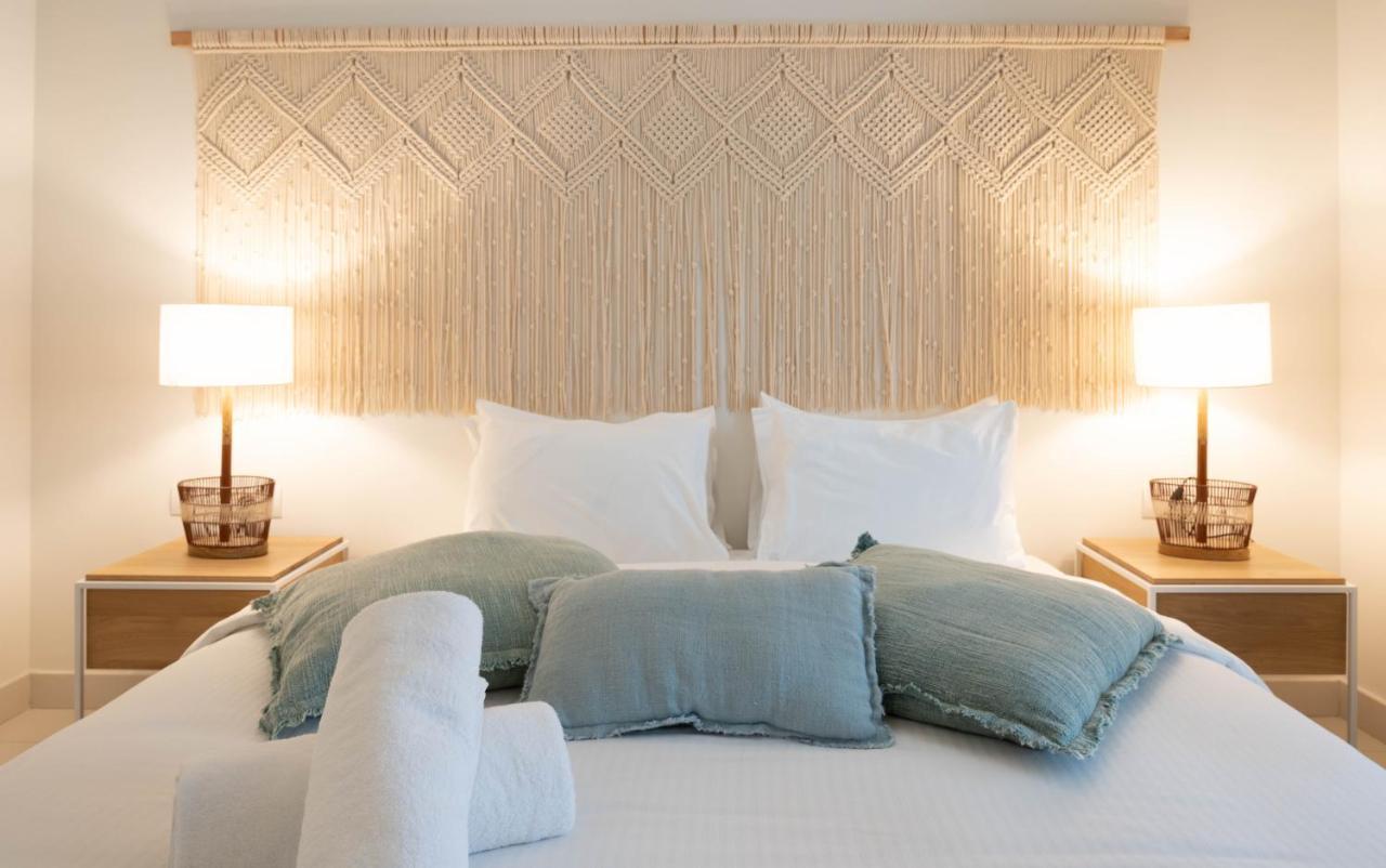 Cloud 7 Residences Ayla Akaba Kültér fotó A bed with a headboard